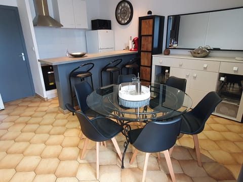 Bel appartement à 400 mètres de la rivière de l'Ardèche. Apartment in Vallon-Pont-d'Arc