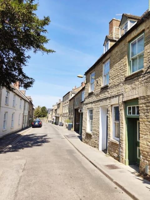 Amarelo apartment, Central Charlbury, 1 Super king bed Apartment in West Oxfordshire District