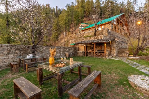 Property building, Spring, Day, Natural landscape, Garden, Dining area, Garden view