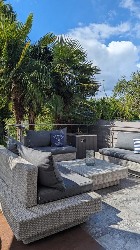 View (from property/room), Balcony/Terrace, Seating area, Garden view