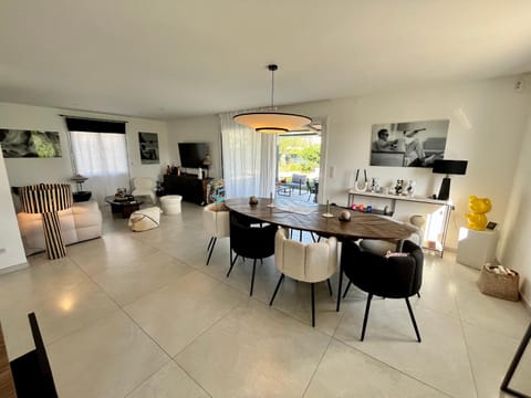 Living room, Dining area