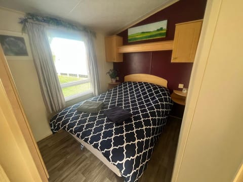 Delightful 3 Bedroom Caravan with Desking Heacham House in Heacham