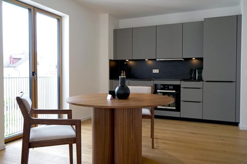 Kitchen or kitchenette, Dining area