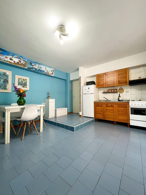 Kitchen or kitchenette, Dining area, minibar, pet friendly, stove