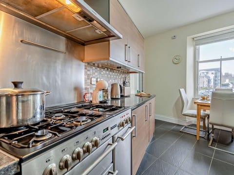 2 Bed in Broughty Ferry 94108 House in Dundee