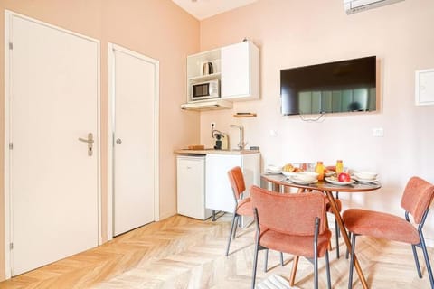 Kitchen or kitchenette, Dining area