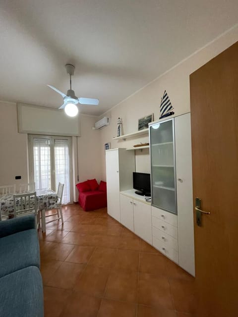 TV and multimedia, Dining area, fireplace