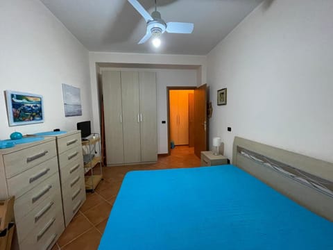 TV and multimedia, Photo of the whole room, Bedroom, fireplace, hair dresser