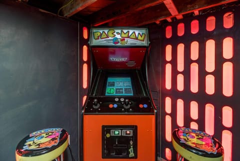 Family Fun - Gameroom - Backyard Maison in Middleburg Heights