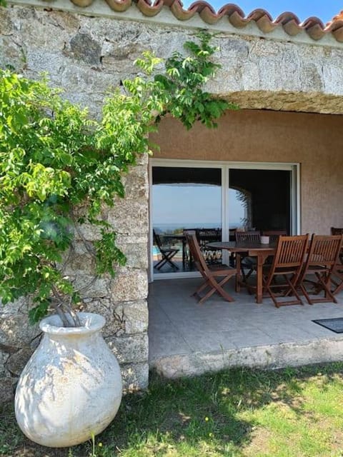 Villa 8 personnes entre l'ile rousse et Calvi avec piscine. Villa in Lumio