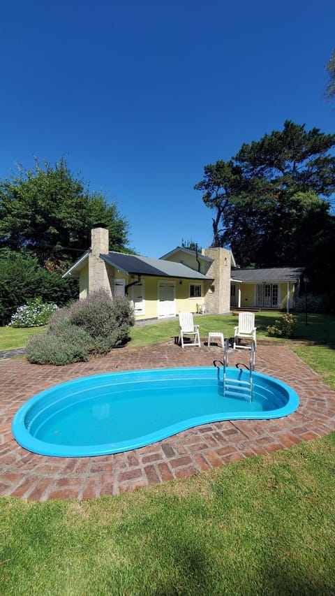 Property building, Day, Garden, Swimming pool