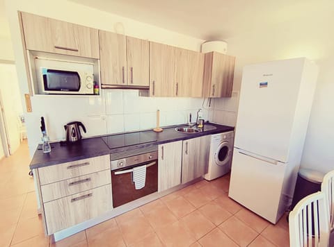 Kitchen or kitchenette, minibar, washing machine