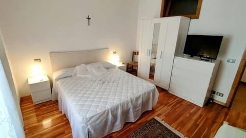 Bed, TV and multimedia, Evening entertainment, Bedroom, wardrobe