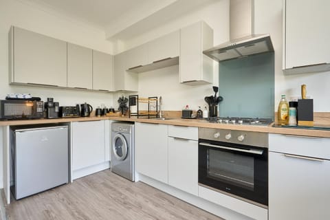 Large 1 Bed Apt With Stunning Views & Private Parking - Close To Ventnor, Shanklin & Sandown - Ideal For Couples, Families & Business Travellers - Sleeps up to 4 Guests - Managed By Greenstay Serviced Accommodation Apartment in Ventnor