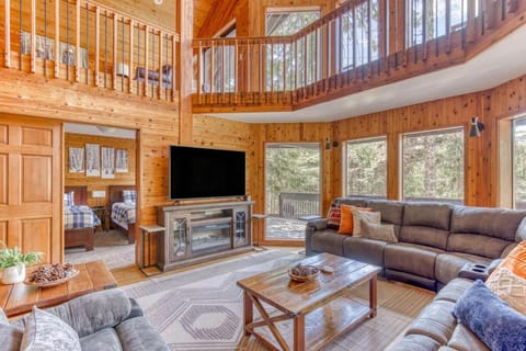 Great Blue Lodge - Spacious Ski Lodge, Hot Tub, Sauna, Game Room & More House in Clackamas County