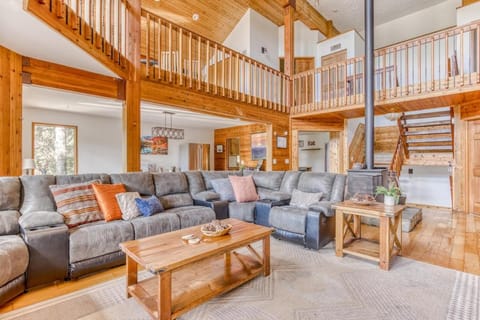 Great Blue Lodge - Spacious Ski Lodge, Hot Tub, Sauna, Game Room & More Chalet in Clackamas County