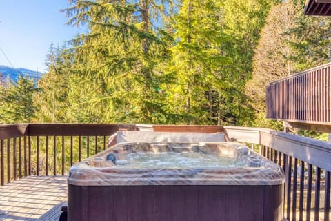 Great Blue Lodge - Spacious Ski Lodge, Hot Tub, Sauna, Game Room & More Chalet in Clackamas County