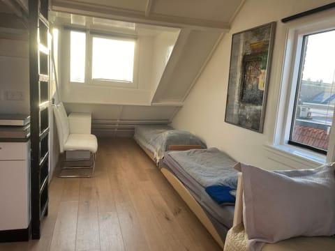 Zolderstudio dichtbij Goffert met eigen badkamer en WC, eigen keuken, eigen ingang Bed and Breakfast in Nijmegen