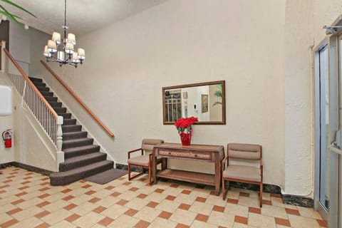 Elegant Studio, An Ideal Stay in Evanston - Elmgate Manor 303 Condo in Evanston