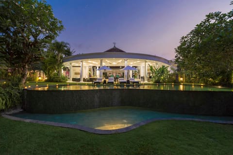 Property building, Garden, Swimming pool