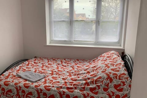 Luxury styles Bedroom full Flat Near Rail Station in London Condo in Barking