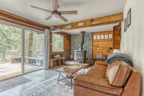 Thompson Cabin - Charming Salmon Riverfront A-Frame Oasis w/ fireplace House in Welches