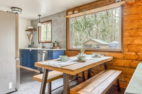 Thompson Cabin - Charming Salmon Riverfront A-Frame Oasis w/ fireplace Casa in Welches