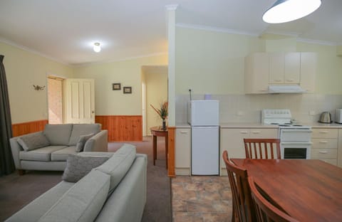 Kitchen or kitchenette, Living room, Seating area, Dining area, minibar, pet friendly, stove