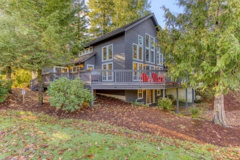 Lazy Bear Lodge · Spacious 6BR Lodge with Chef's Kitchen, Hot Tub, Golf Views and more House in Welches