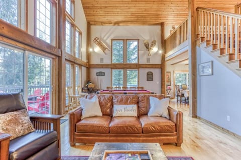 Lazy Bear Lodge · Spacious 6BR Lodge with Chef's Kitchen, Hot Tub, Golf Views and more Maison in Welches