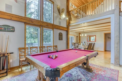 Lazy Bear Lodge · Spacious 6BR Lodge with Chef's Kitchen, Hot Tub, Golf Views and more Maison in Welches