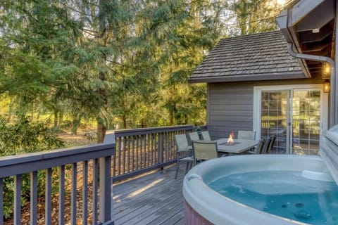 Lazy Bear Lodge · Spacious 6BR Lodge with Chef's Kitchen, Hot Tub, Golf Views and more House in Welches