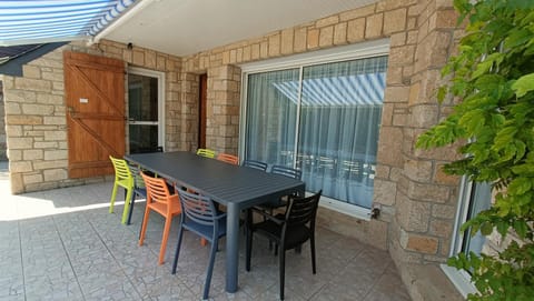 Property building, Day, Balcony/Terrace, Dining area