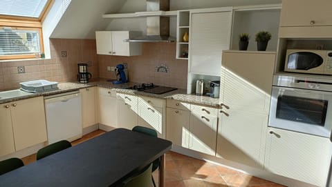 Coffee/tea facilities, Kitchen or kitchenette, Dining area, dishwasher, oven, stove, toaster, kitchen