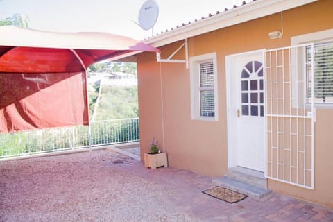 Neat & New Private 2 bedroom Backyard Flat. Condo in Windhoek
