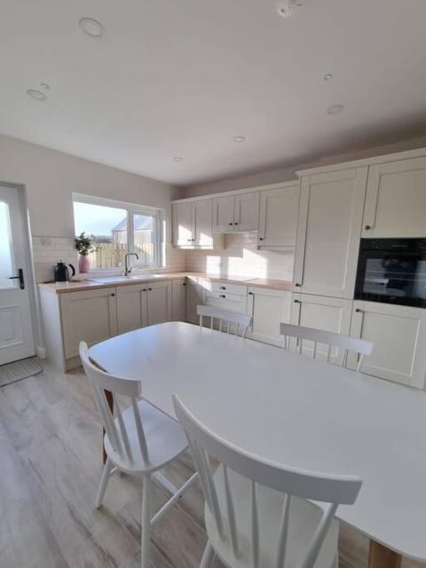 New to 2024 Cosy Beach Home Maison in Castlerock