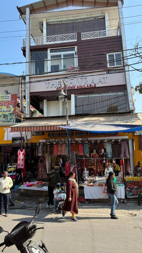 Property building, Day, People, Neighbourhood, On-site shops, Food and drinks, Food, City view, Street view, Supermarket/grocery shop, Shopping Area, Location, group of guests