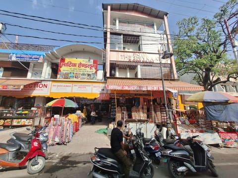 Property building, Day, People, Neighbourhood, City view, Street view, Location, group of guests, Parking