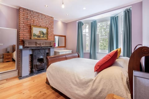 4 bed 3 bath refurbished Norbury Apt Apartment in Croydon