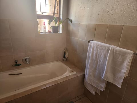 KwaSihle on Boundary is a charming 2 bedroomed unit that accommodates 4 people, situated in a peaceful and secure estate. Condo in Roodepoort