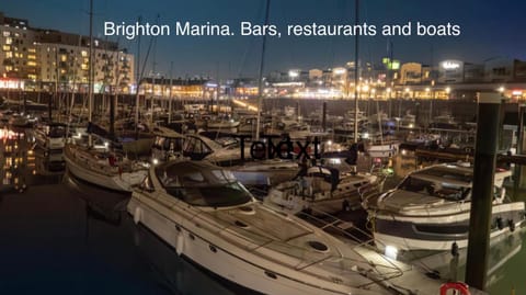 Marina Waves, free parking, patio, ground-floor, beautiful one bedroom apartment, sleeps 3 Apartment in Brighton