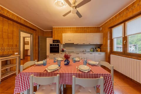 Kitchen or kitchenette, Dining area, fireplace, minibar, oven, pet friendly, stove