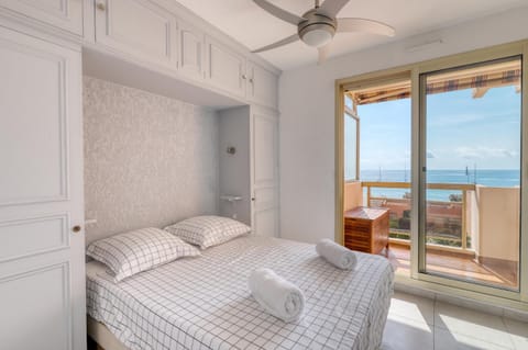 Bed, Photo of the whole room, Bedroom, Sea view, towels