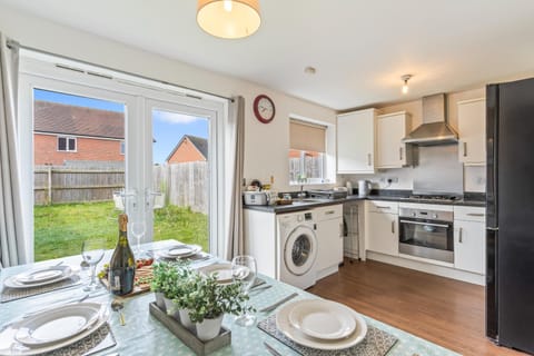 The Cosy House with Free Parking, Garden and Smart TV with Netflix by Yoko Property - Perfect for Contractors, Groups & Relocation House in Royal Leamington Spa