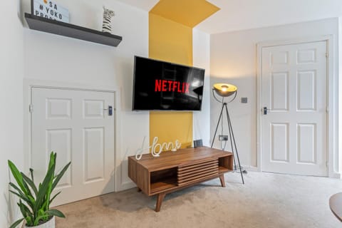 The Cosy House with Free Parking, Garden and Smart TV with Netflix by Yoko Property - Perfect for Contractors, Groups & Relocation House in Royal Leamington Spa