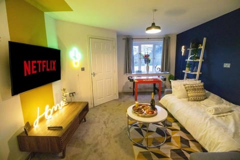 The Cosy House with Free Parking, Garden and Smart TV with Netflix by Yoko Property - Perfect for Contractors, Groups & Relocation House in Royal Leamington Spa