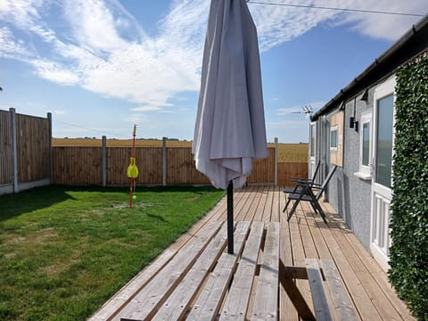 Property building, Patio, Spring, Day, Garden, Dining area, Garden view, sunbed