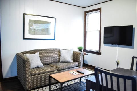 The House Hotels-5 Mins from Downtown-W45th1 Lower Condo in Ohio City