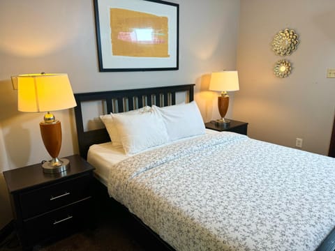 The House Hotels-5 Mins from Downtown-W45th1 Lower Apartment in Ohio City