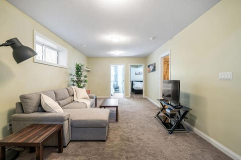 Large Modern style home with 5 Bedrooms Sleeps 12 Casa in Edmonton